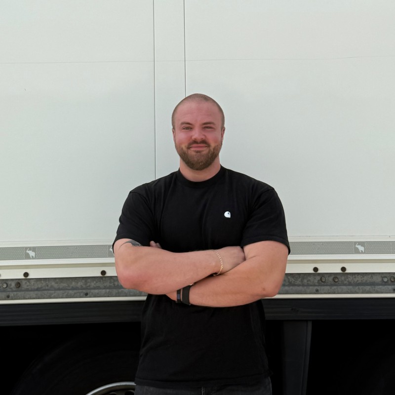 0822cr Ein Tag mit Kühltransport Fahrer_Sergej Gejn mit Lieferschein_Foto Wurzel