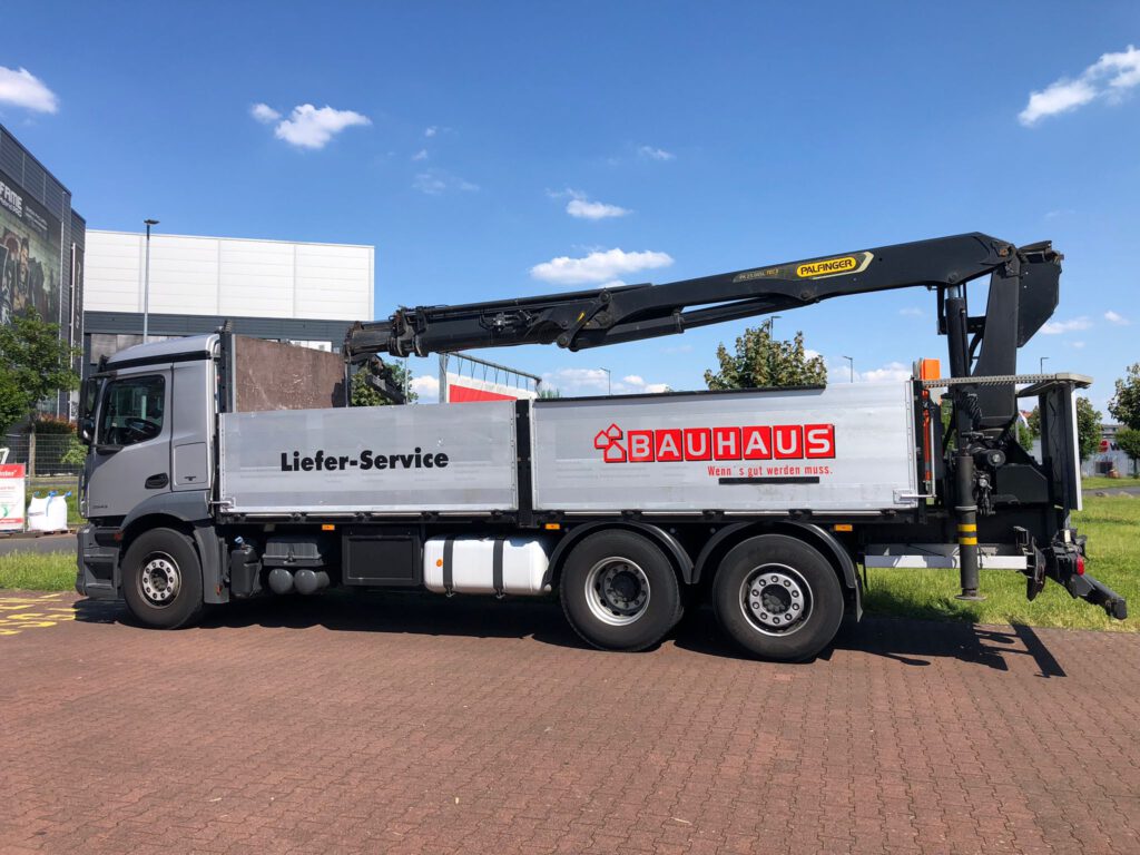 Kranwagen 28 t PTL Silber Seite links (1)