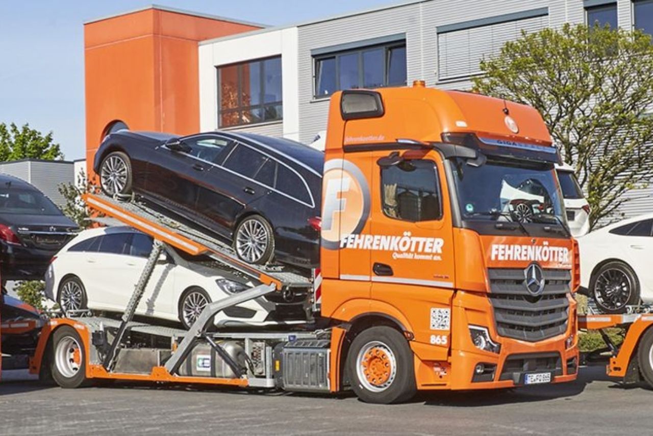0822cr Ein Tag mit Kühltransport Fahrer_Sergej Gejn mit Lieferschein_Foto Wurzel